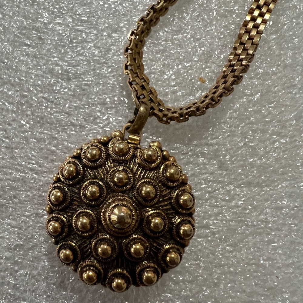 Lisner Rare Gold plated Locket Necklace Antique design in both sides - Picture 13 of 14